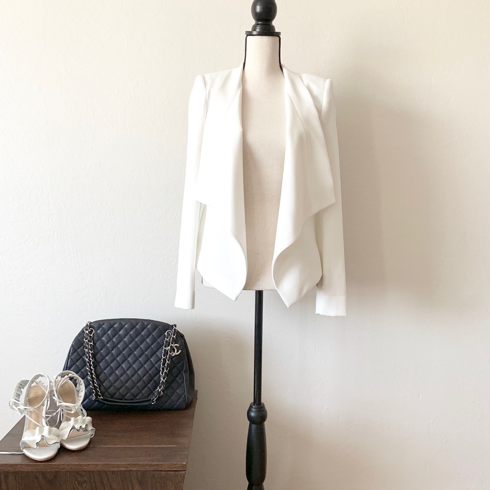 Brand New BCBG Fitted Crop Blazer in Creme